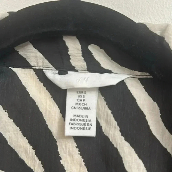 H&M Blouse  with tie detaik - Picture 7 of 7